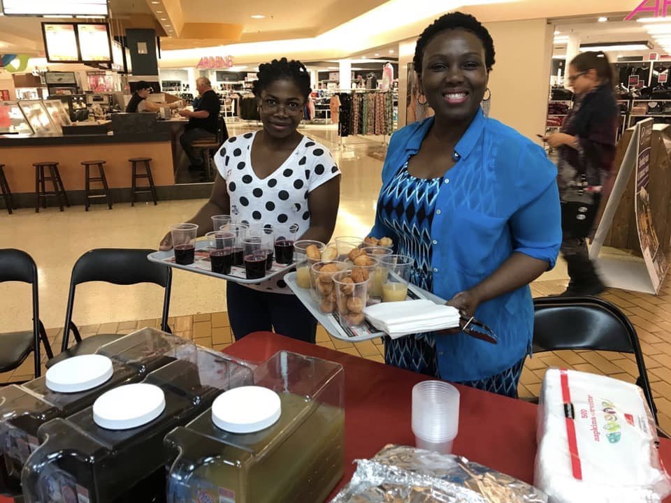 2 Africaines en action; Place centre-ville Jonquière